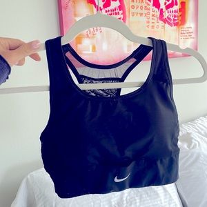 Black Nike running sports bra w/ pockets for phone and keys | Size small